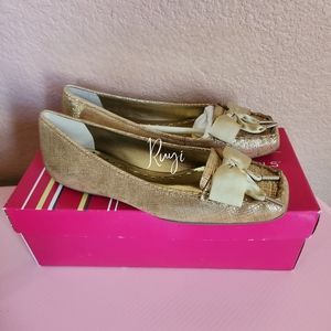 NIB BCBGIRLS PAIGE GOLD FLAT SIZE 6